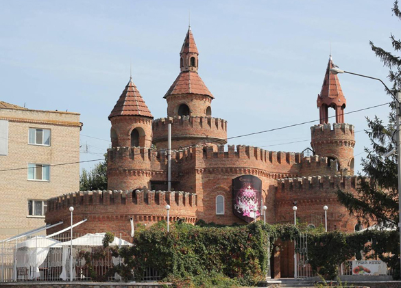 Image - Kakhovka, Kherson oblast: a river-bank restaurant. 